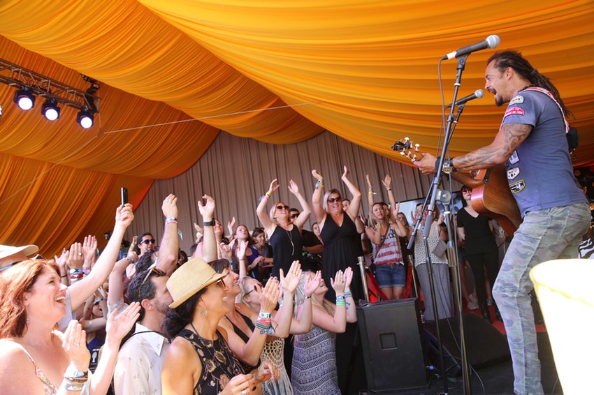 Crowd led by guitar player JaMing at BottleRock